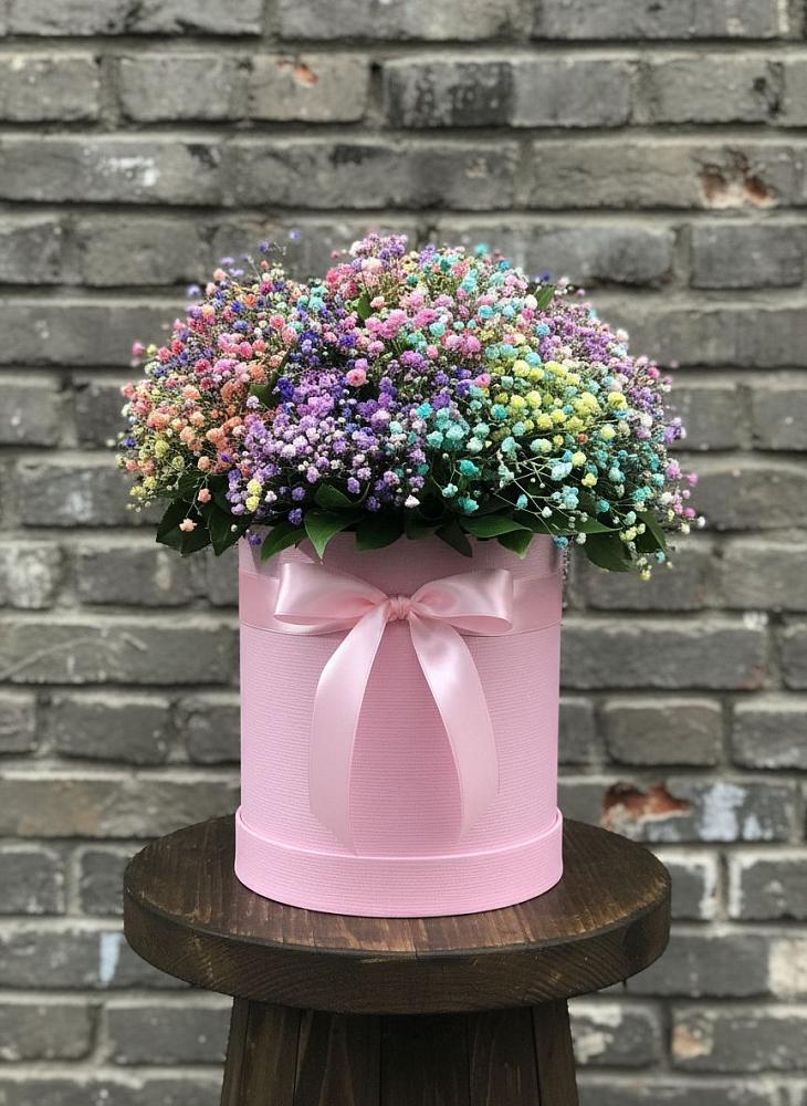 Цветочная композиция из Гипсофила и Розы в шляпной коробке в Железногорске-Илимском