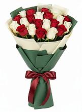 Букет Микс из красных и белых роз в Железногорске-Илимском