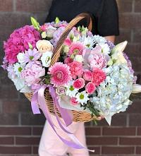Цветочная композиция из Розы, Хризантемы, Пионы и Лизиантусы в корзине в Железногорске-Илимском