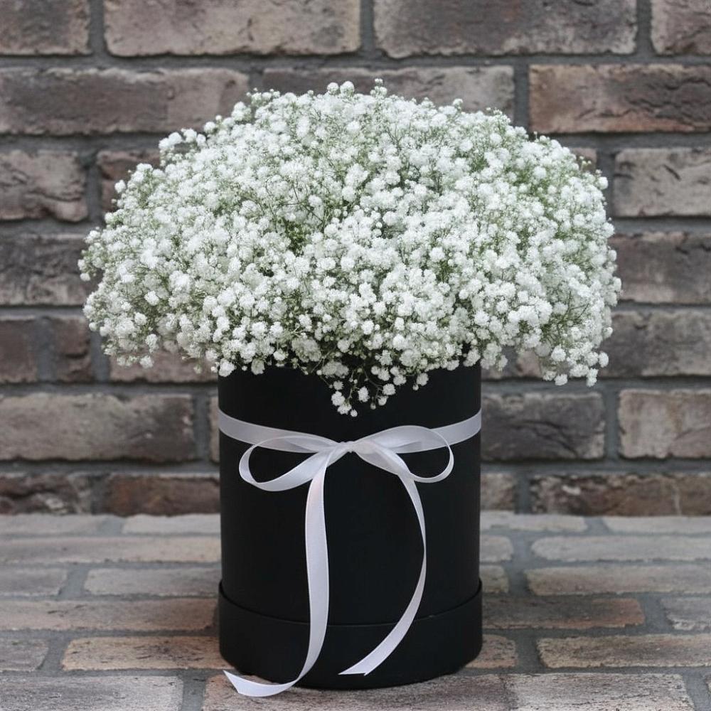 Цветочная композиция из Гипсофила в шляпной коробке в Железногорске-Илимском