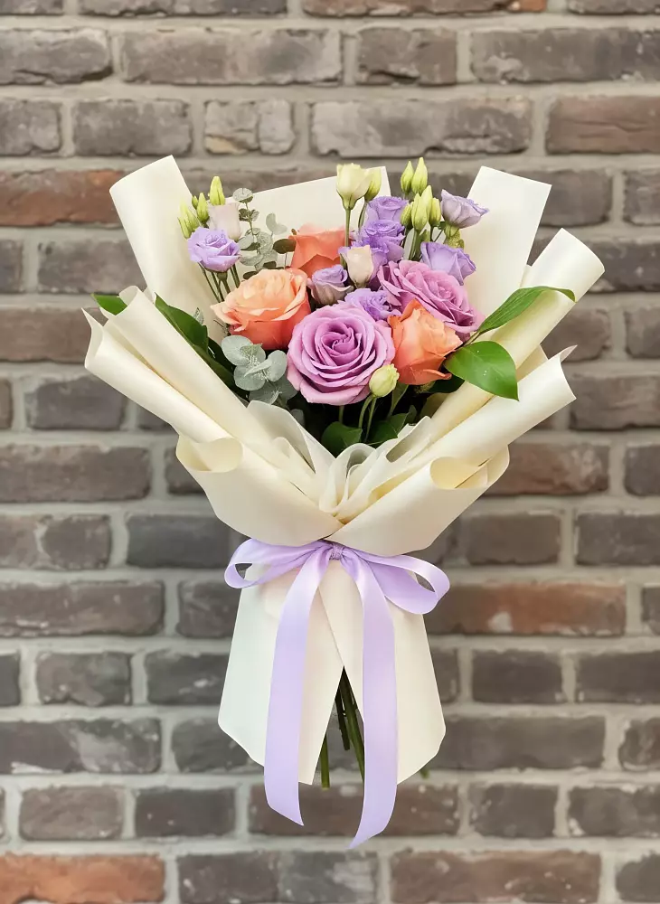 Букет цветов из: Лизиантусы и Розы в Железногорске-Илимском