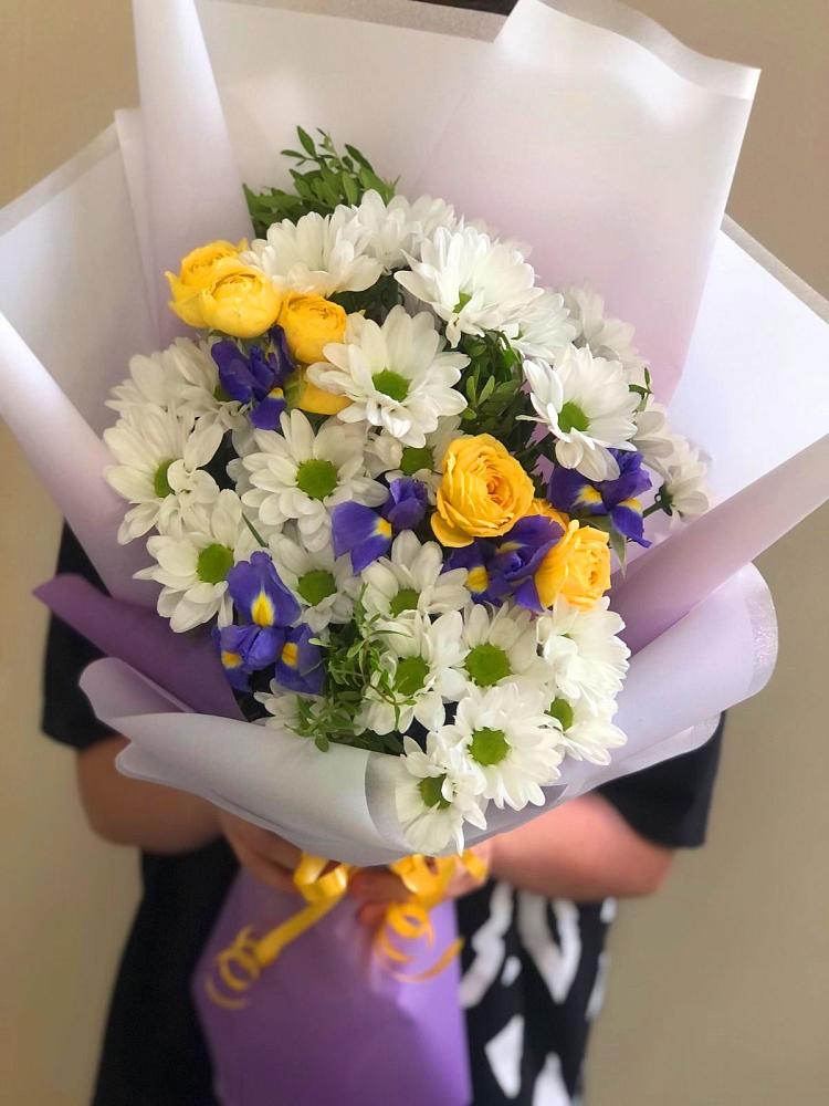 Букет цветов из: Ирисы, Хризантемы и Розы в Железногорске-Илимском