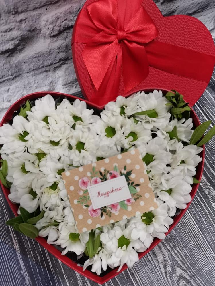 Цветочная композиция из Хризантемы в виде сердца в Железногорске-Илимском