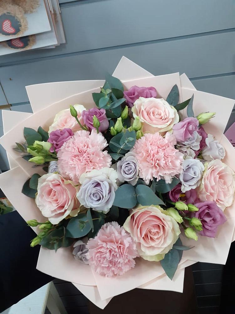 Букет цветов из: Розы, Гвоздики и Лизиантусы в Железногорске-Илимском