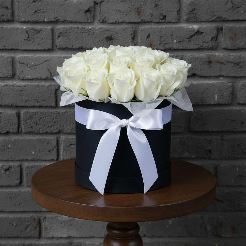 Цветочная композиция из Розы в шляпной коробке в Железногорске-Илимском