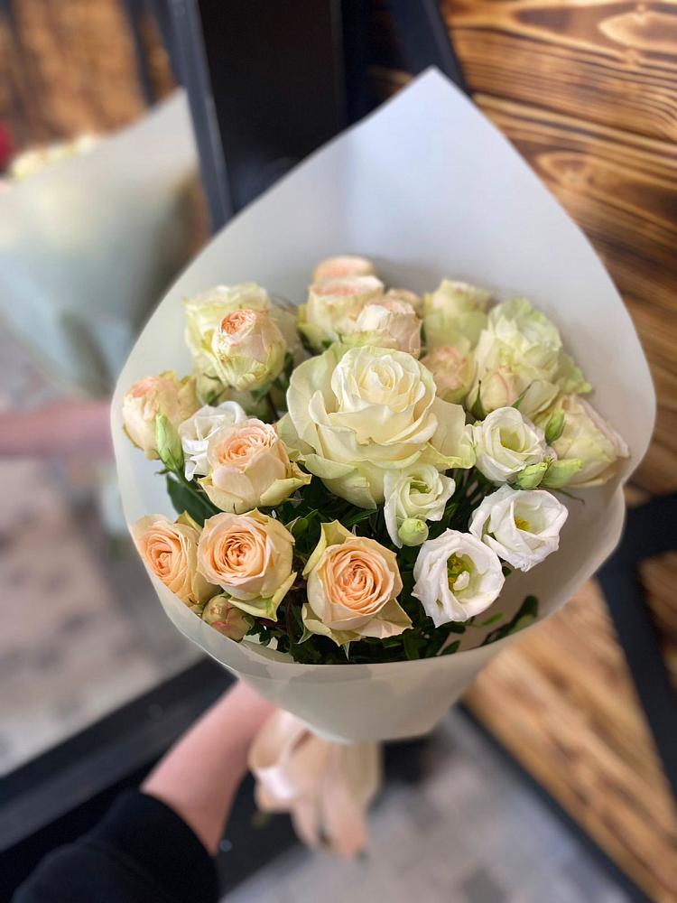 Букет цветов из: Розы и Лизиантусы в Железногорске-Илимском